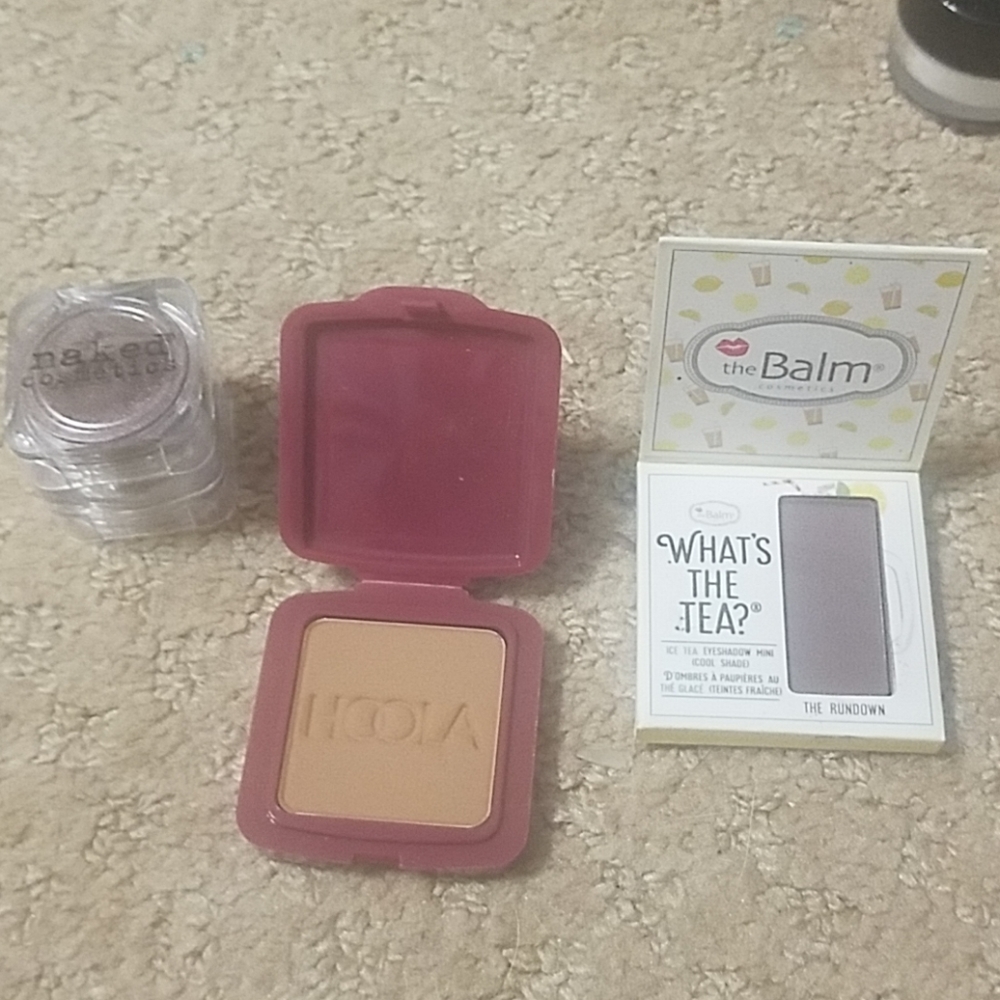 Eyeshadow and bronzer